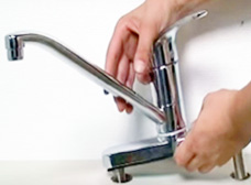 取付穴に水栓本体を差込む