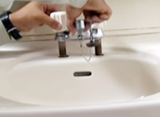 水栓本体を取り外す